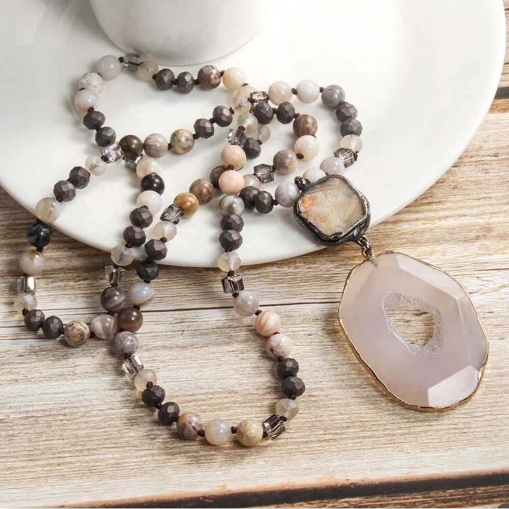 Elegant Agate Pendant Necklace
